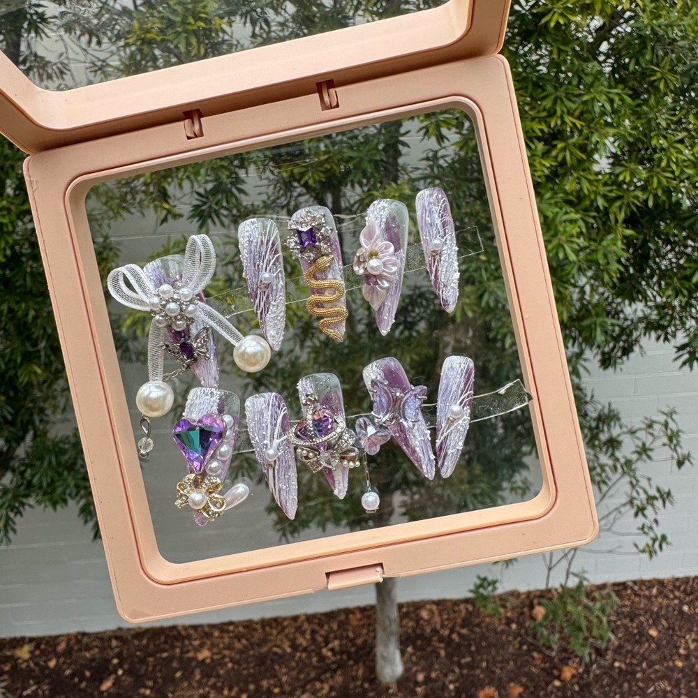 Elegant Rhinestone and Pearl Press On Nail Set - Picture 3 of 3